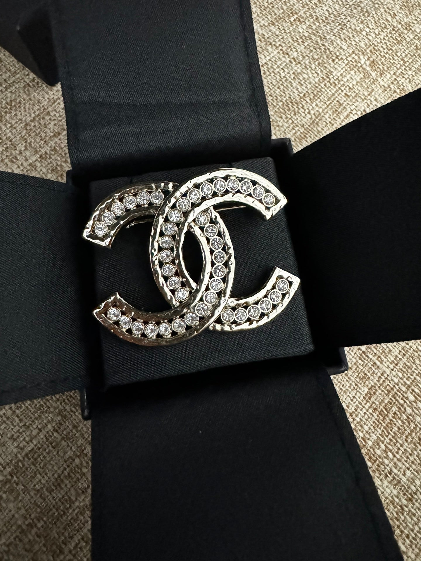 CHA white diamond hollow CC brooch XZA48