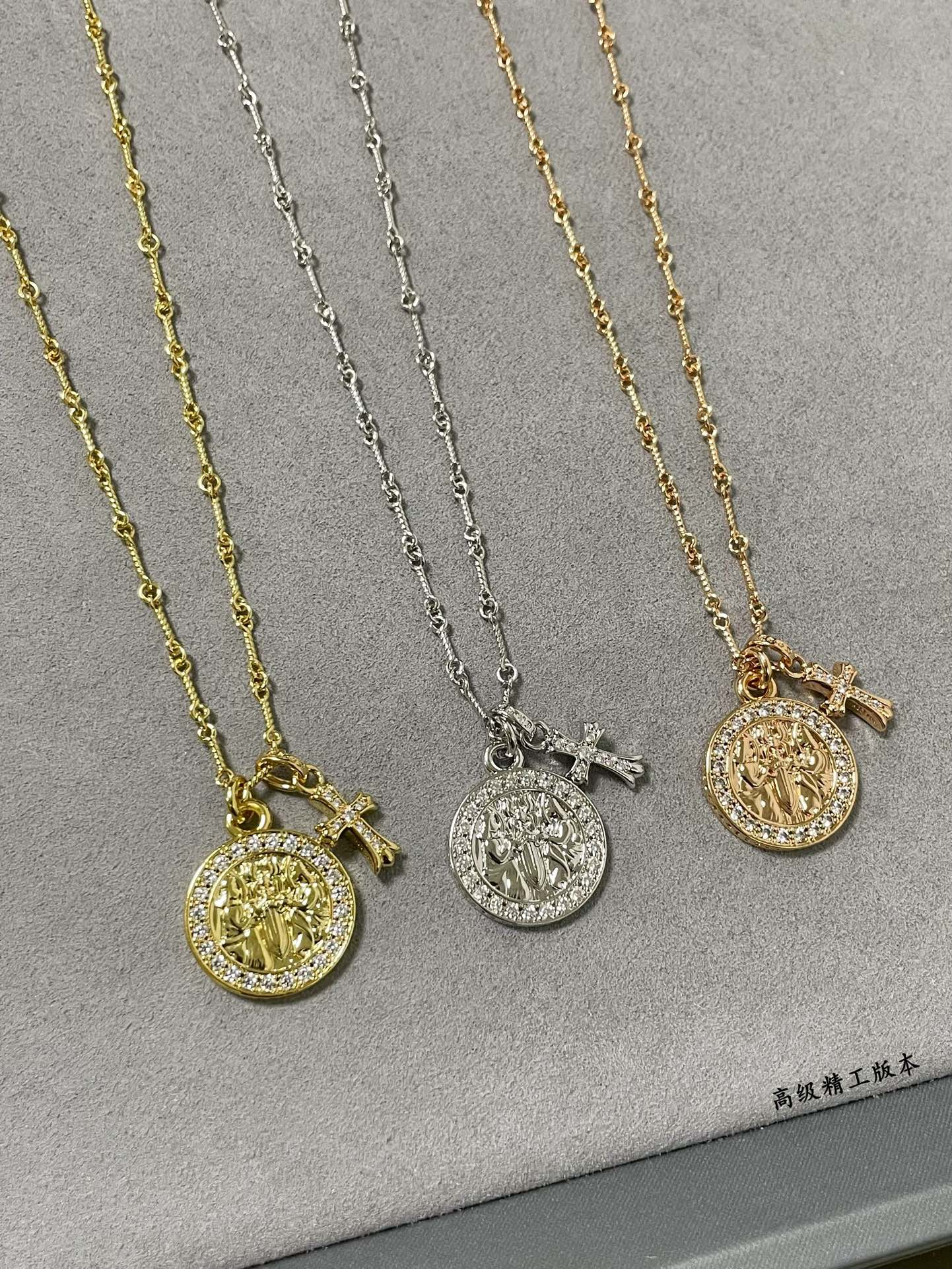 Kroos Circle Cross Yellow Gold Necklace XLA477