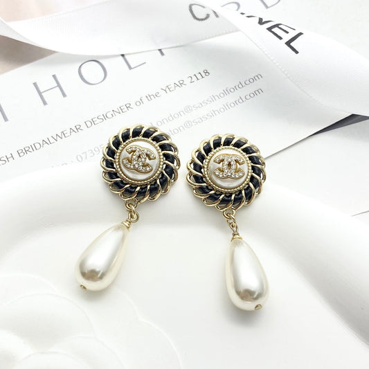 cha waterdrop round pearl black leather earrings eha756