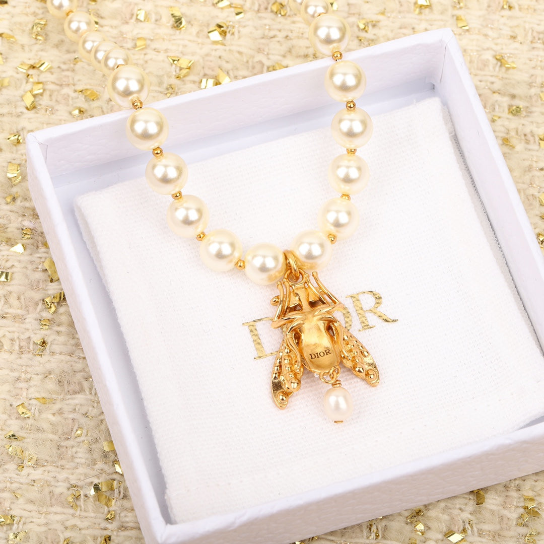 DO letter bee pearl necklace XLA434