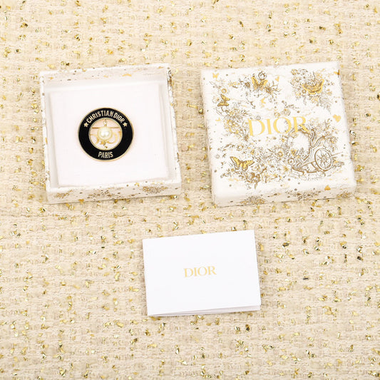 do black circle letter brooch xza58