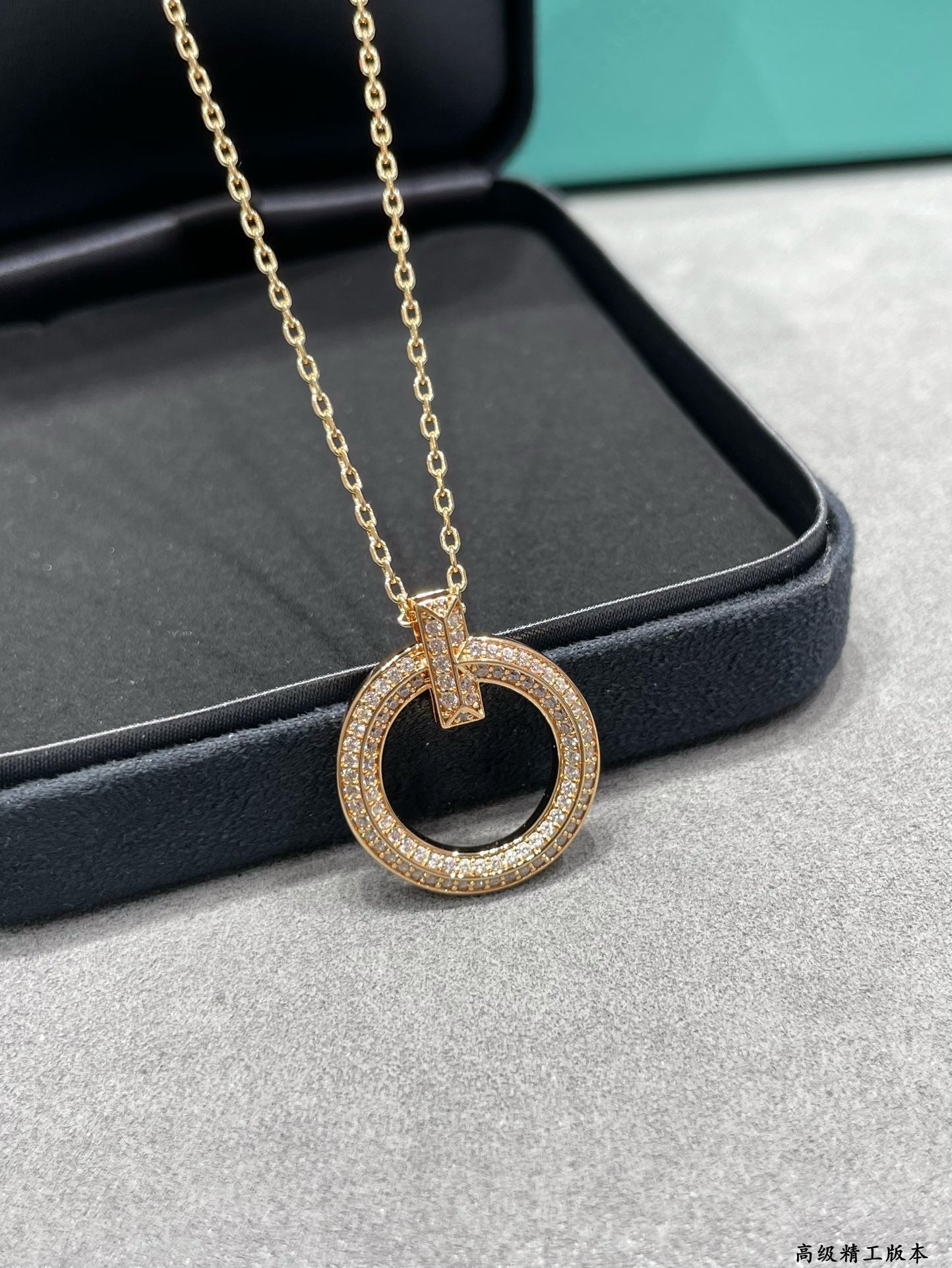 T1 narrow circular yellow gold necklace XLA456