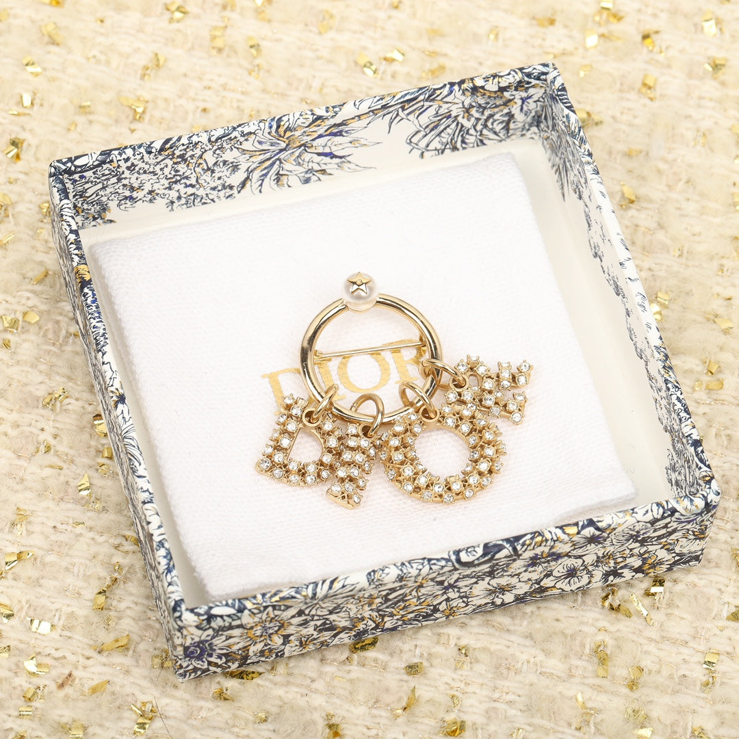 DO yellow gold letter brooch XZA62