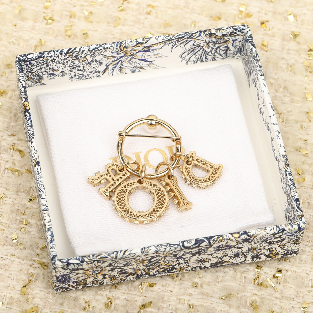 DO yellow gold letter brooch XZA62