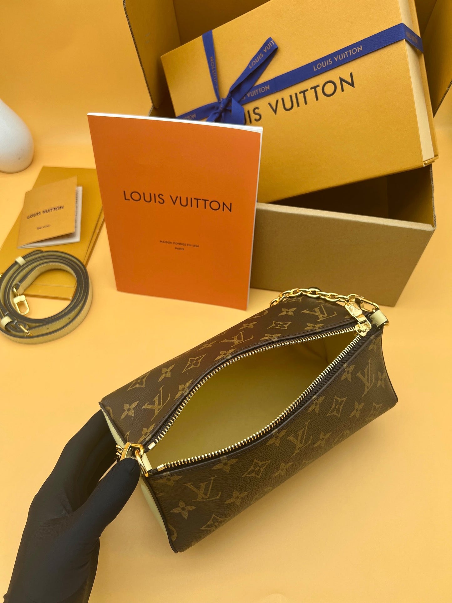 M11672 Monogram crossbody bag Brown White