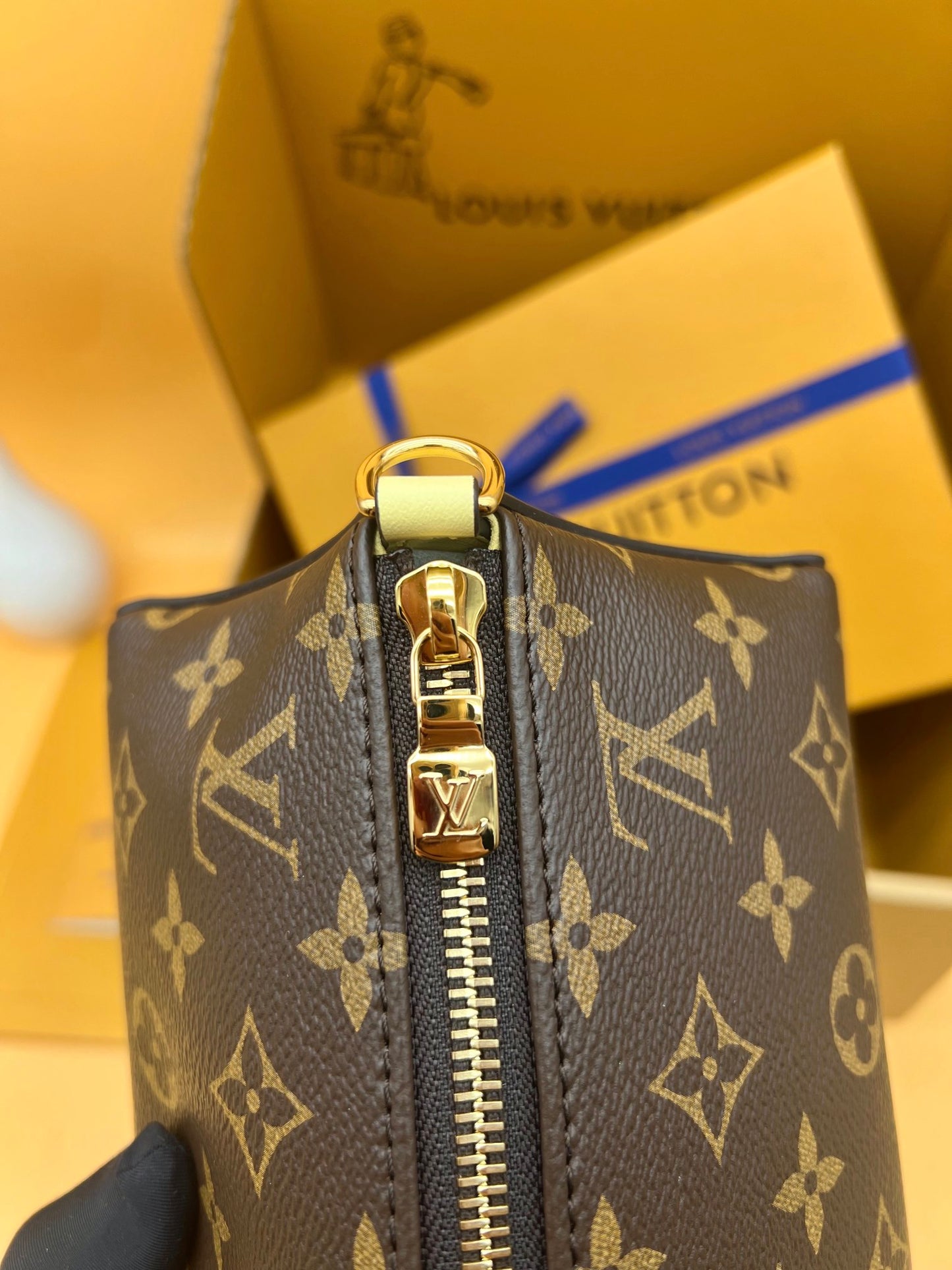 M11672 Monogram crossbody bag Brown White