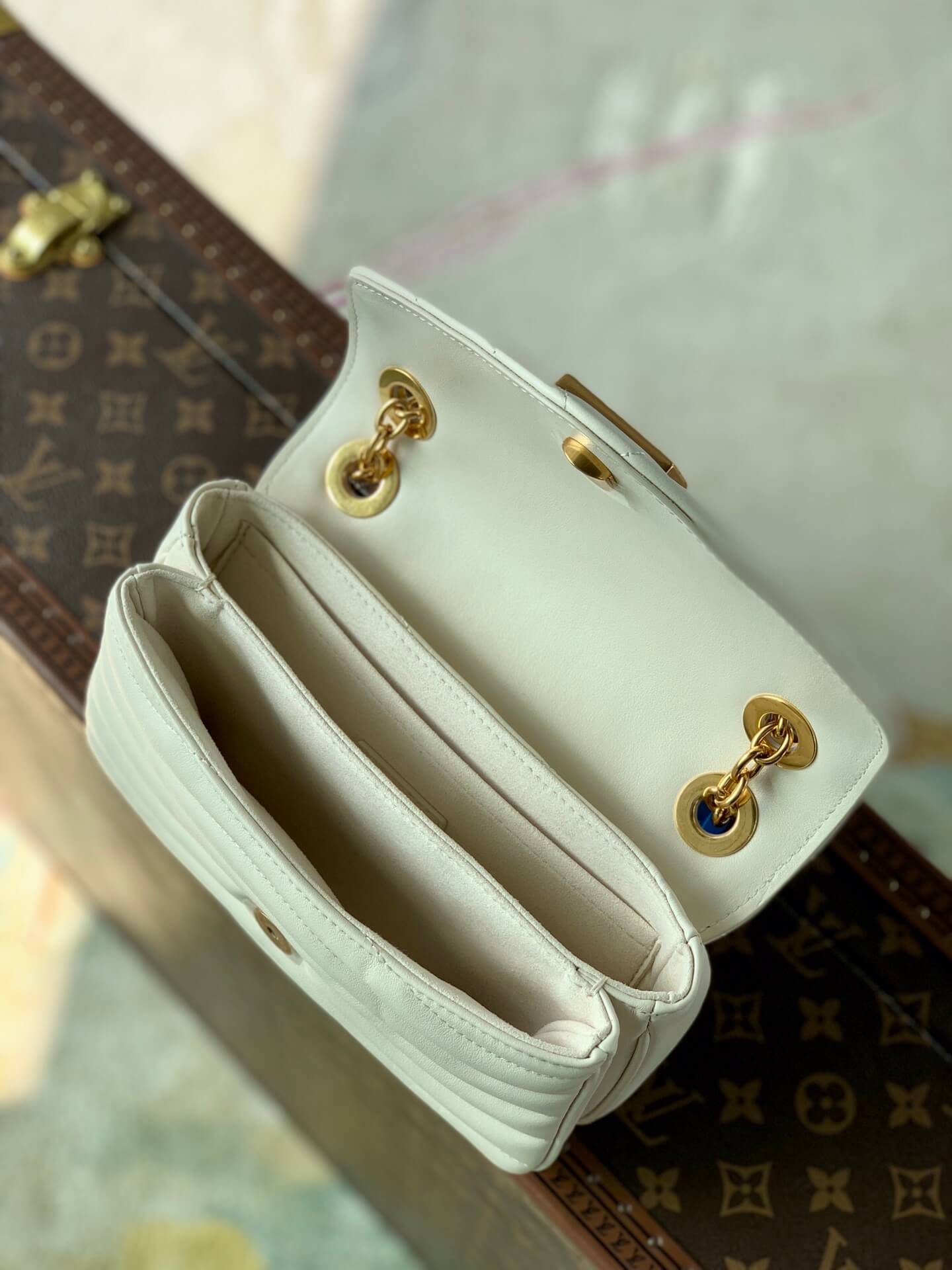 M20685 New Wave 21cm COWHIDE REAL LEATHER milk white