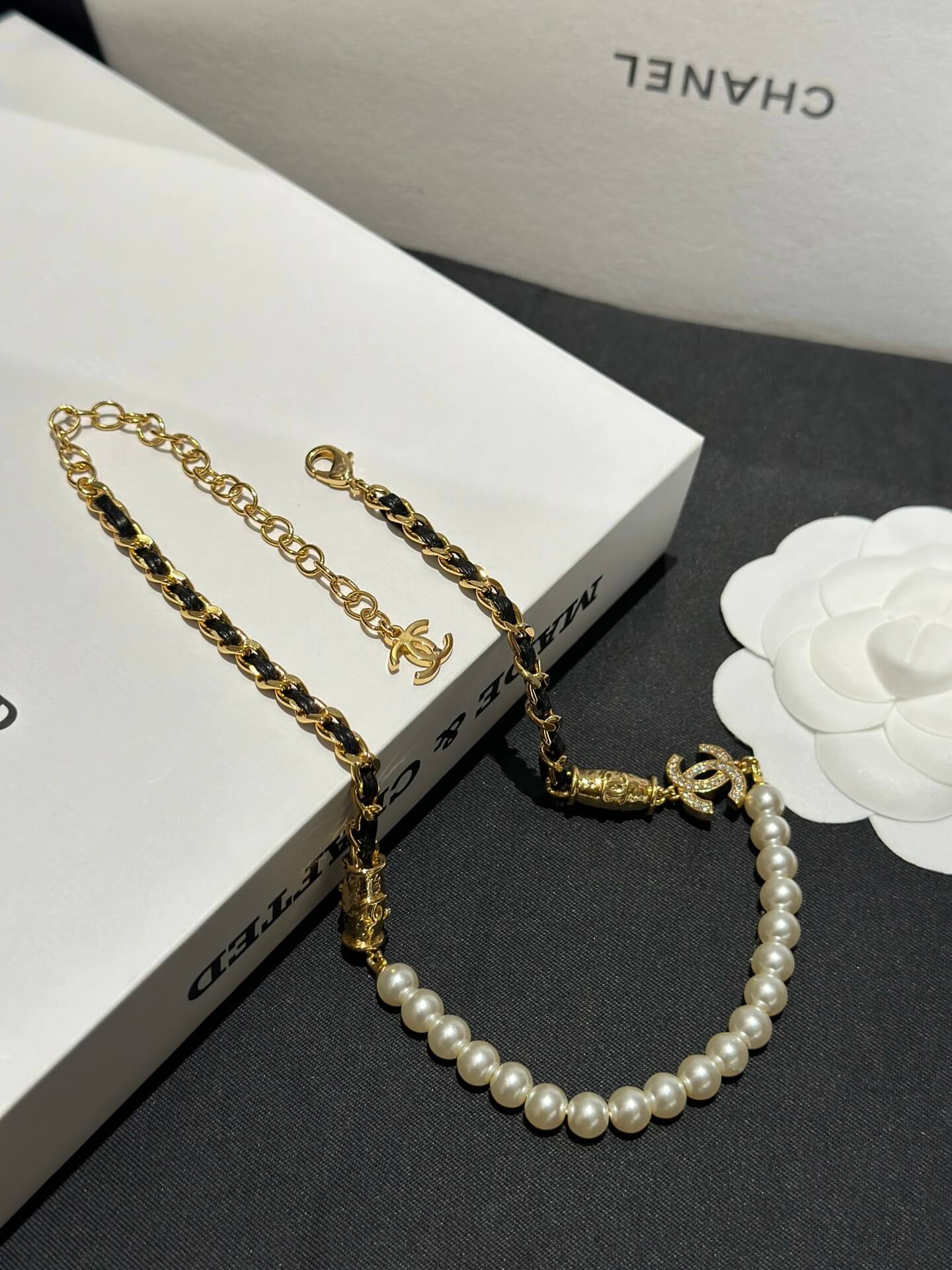 Chanel's New Pearl Chain Double C Full Diamond Sweet Cool Collar Chain XLC12