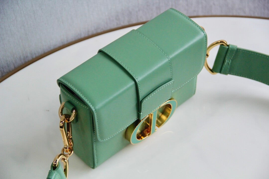 DO9008s MiniBox Oblique 30 Montaigne shoulder bag cross body bags green