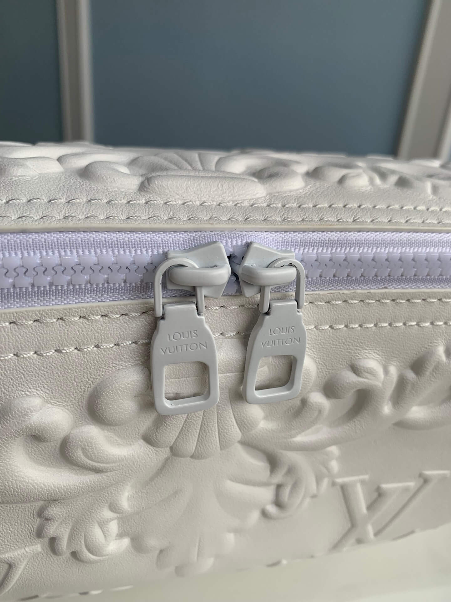 M21835 City Keepall Cross body bag white