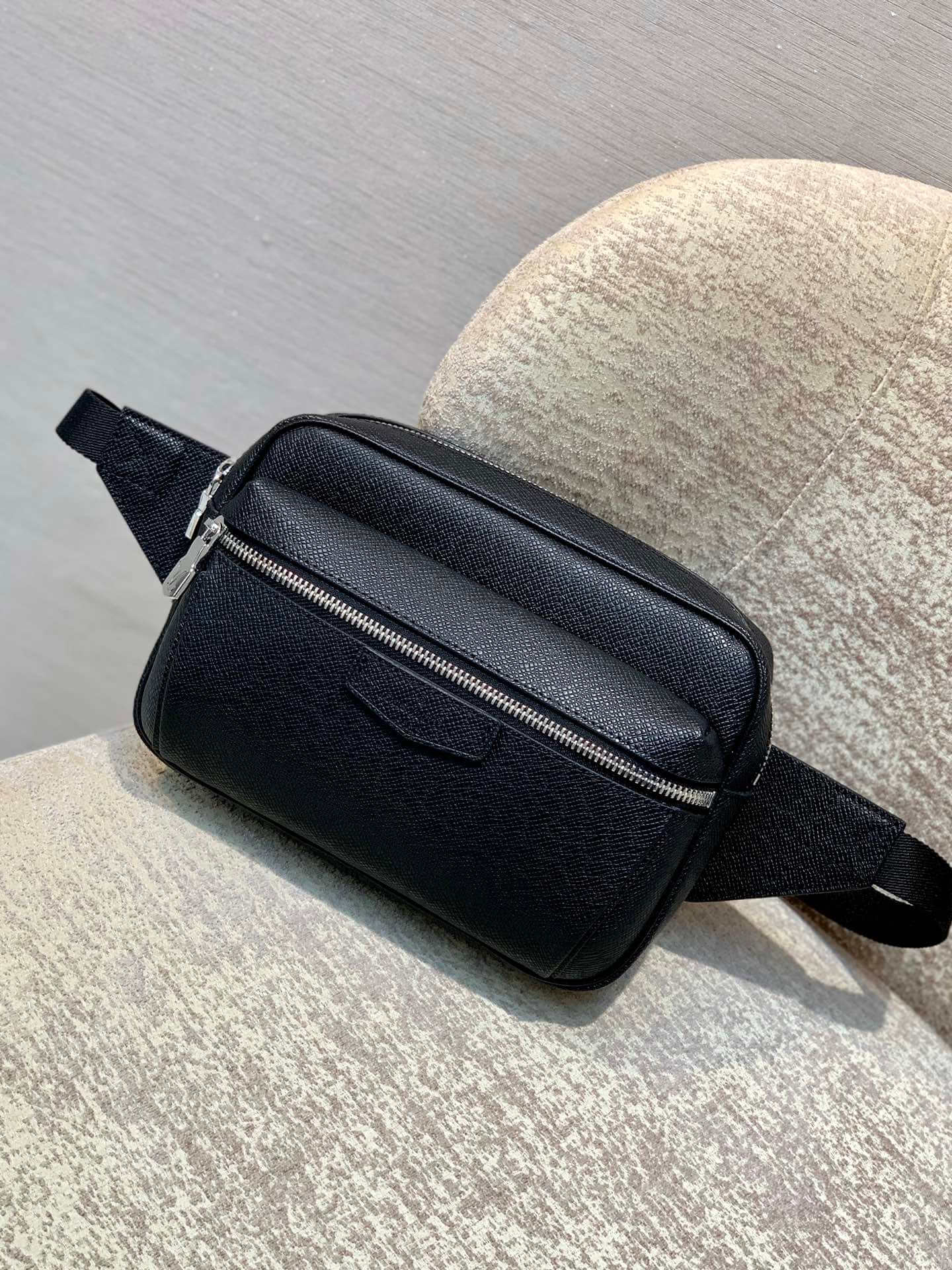 M33438 Outdoor fanny pack calfskin Monogram Taïga 21cm