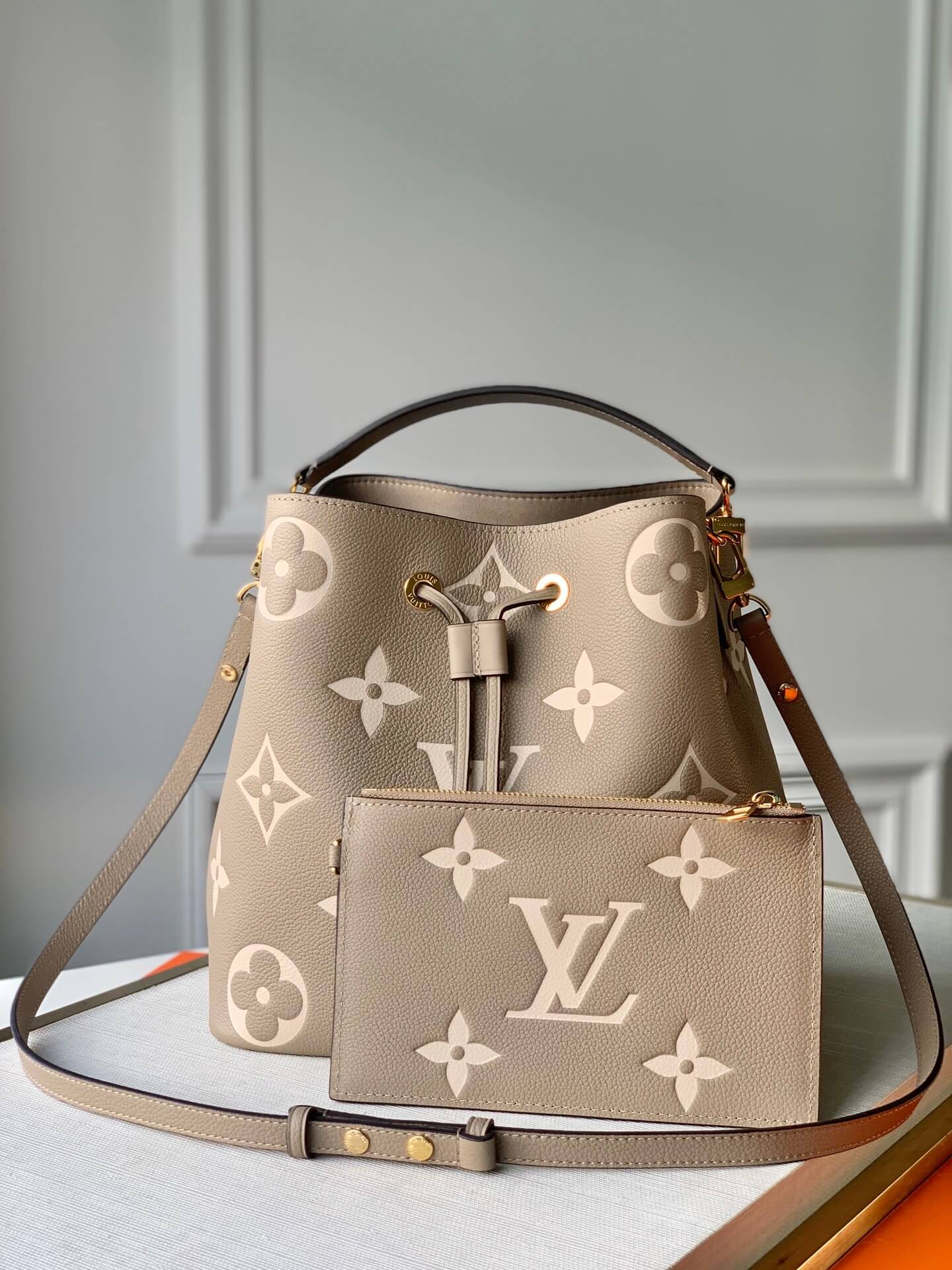 M45555 NEONOE MM DOVE CREAM BICOLOR MONOGRAM EMPREITE LEATEHR bucket bag