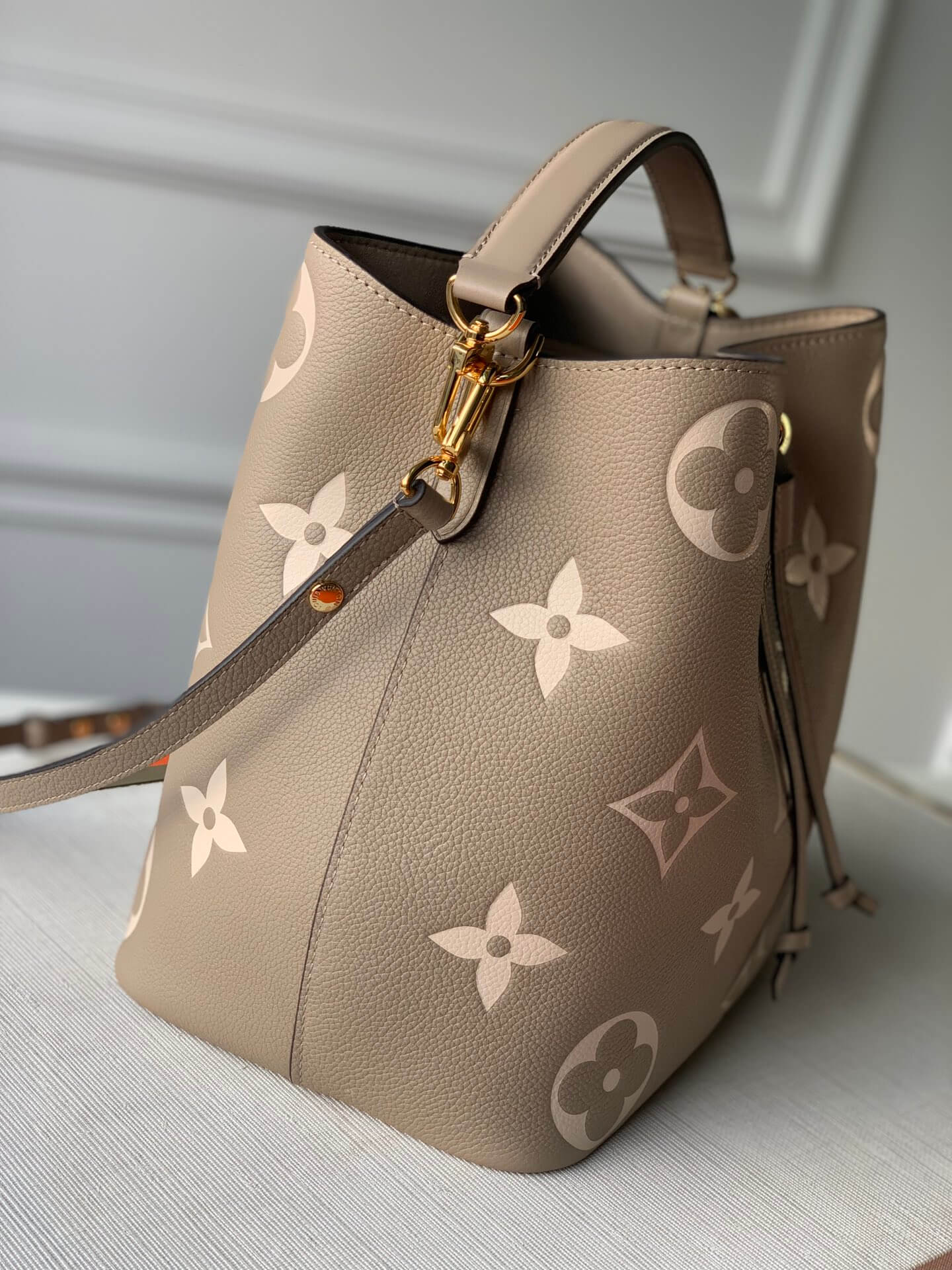 M45555 NEONOE MM DOVE CREAM BICOLOR MONOGRAM EMPREITE LEATEHR bucket bag