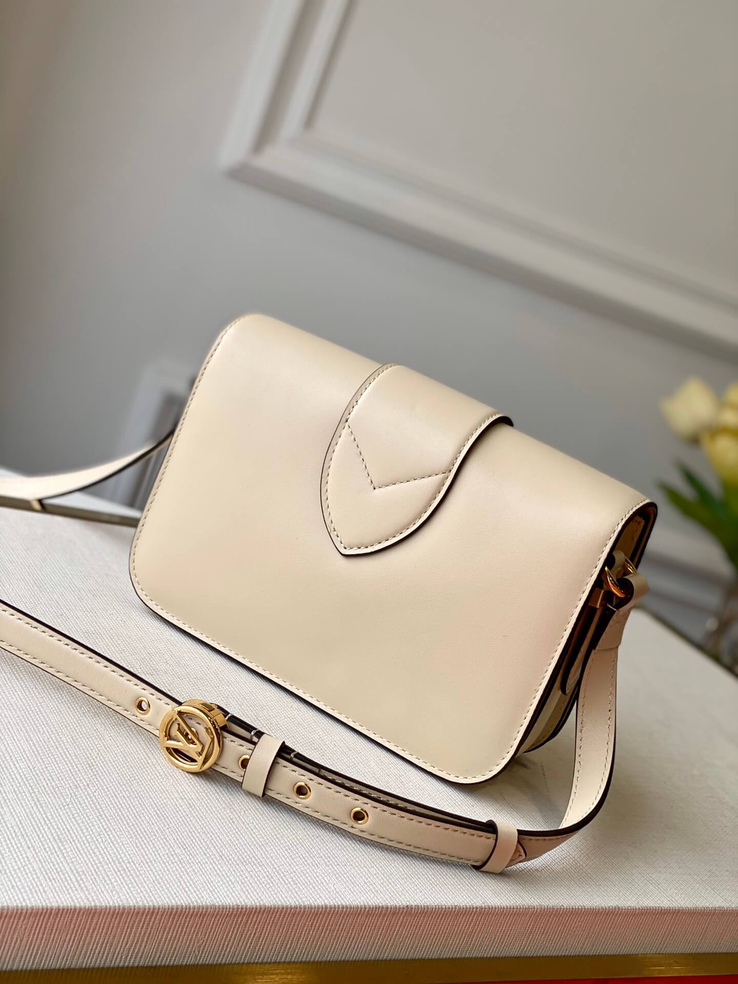 smooth leather shoulder bag