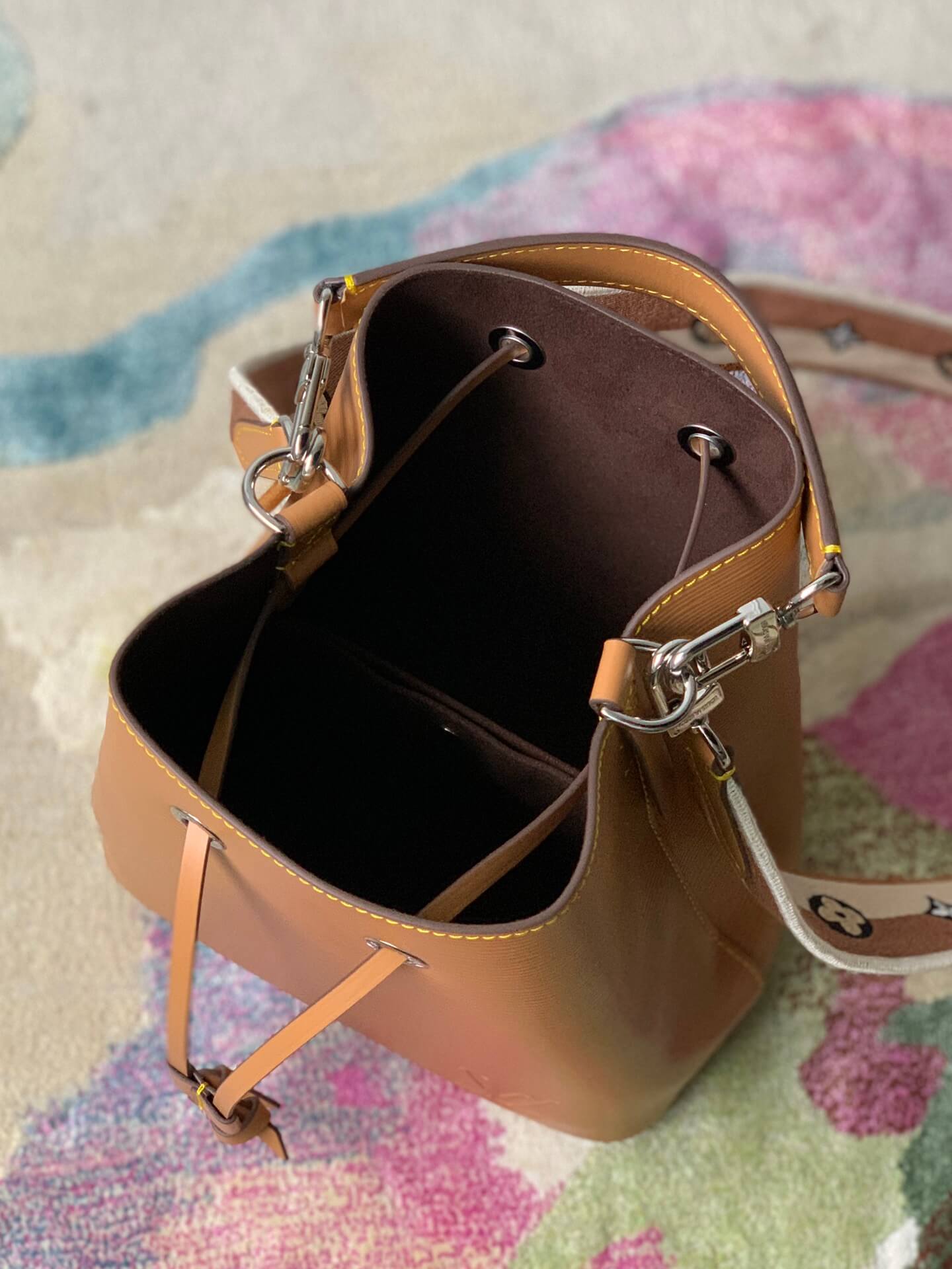 M57706 NÉONOÉ BB bucket bag brown grained Epi leather