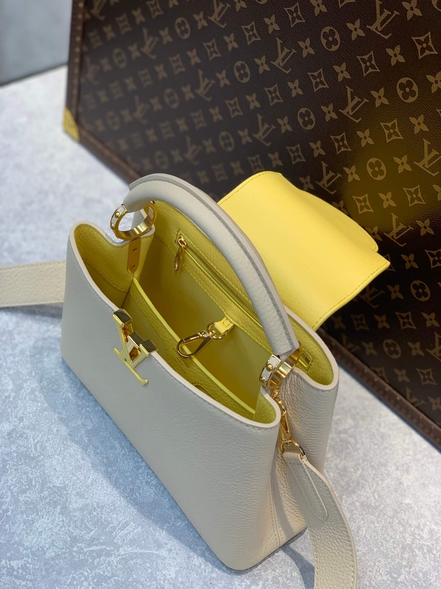 M59883 Capucines Taurillon Handbag shoulder bag cross body bags milk white calfskin Monogram