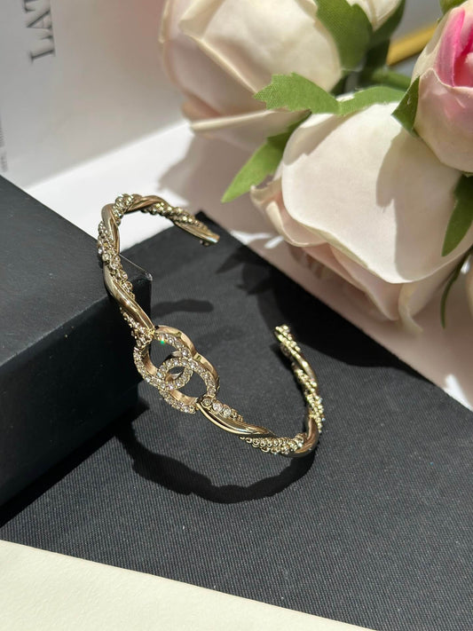 Versatile Double C Twisted Pattern Diamond Bracelet with Light Luxury Small SZC2