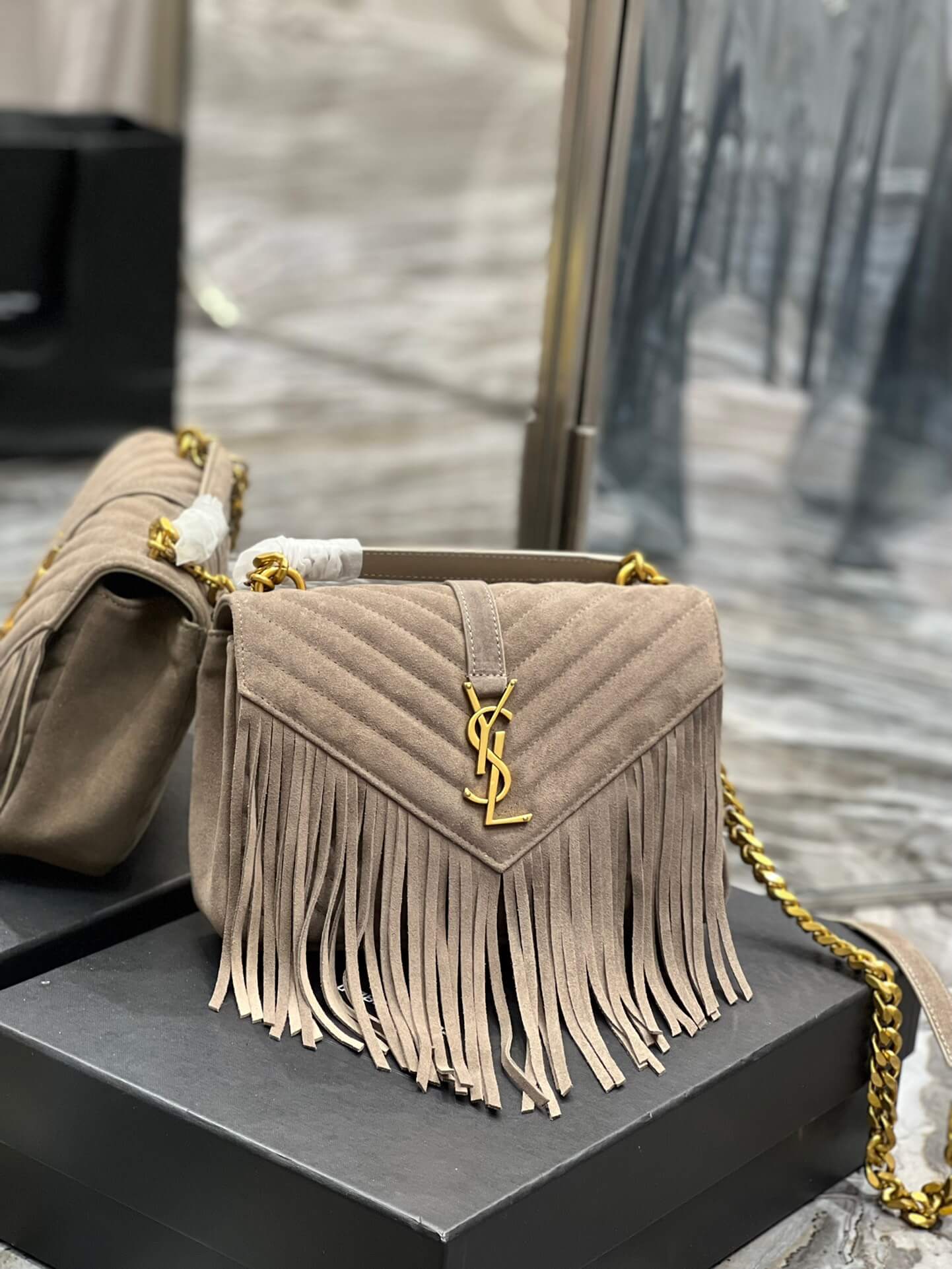 YSL 392737 COLLEGE MEDIUM CHAIN BAG IN LIGHT SUEDE WITH FRINGES Grey