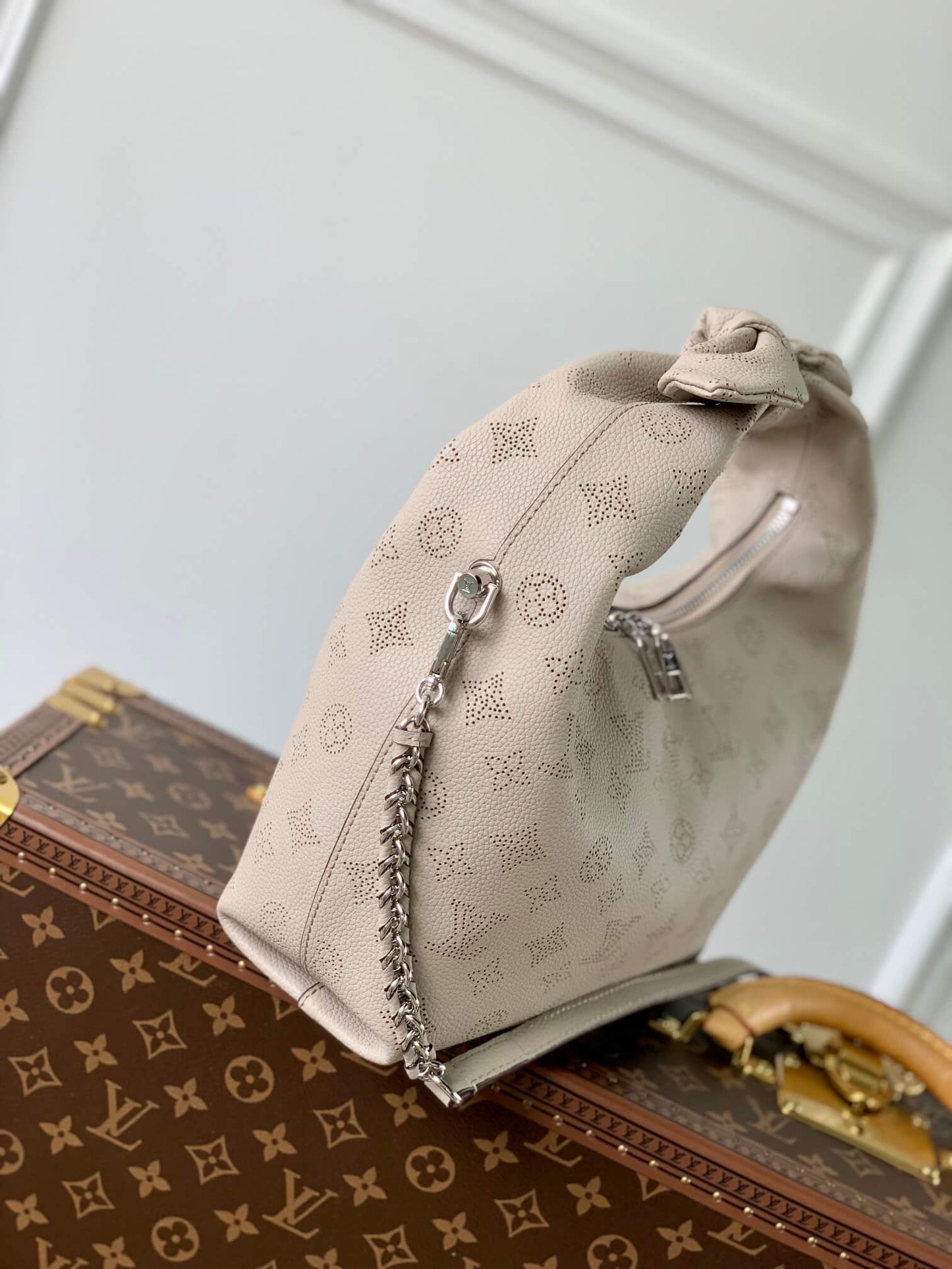 M20701 Why Knot PM Monogram elephant grey 28cm