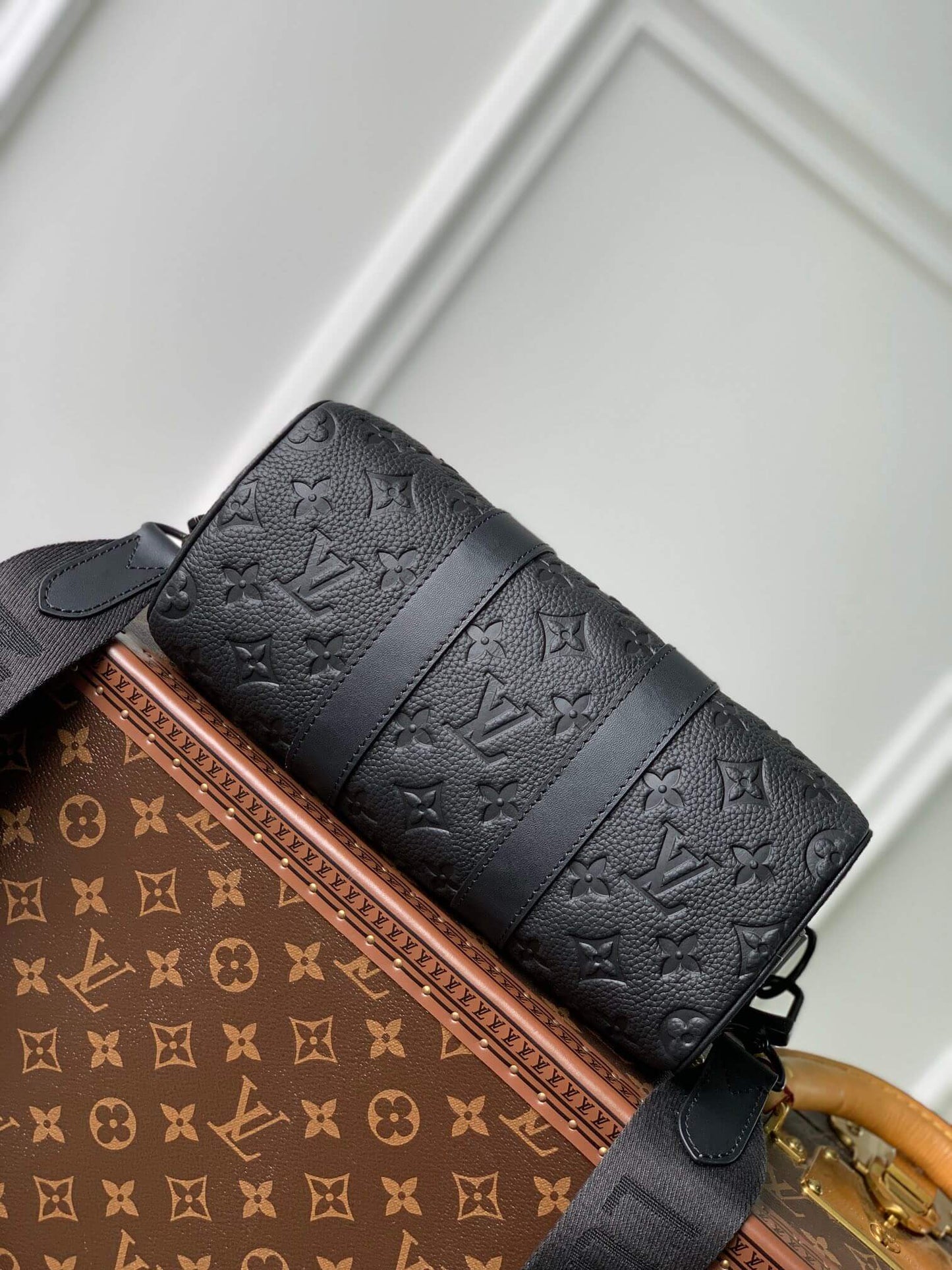 M20900 KEEPALL BANDOULIÈRE 25 Embossing black