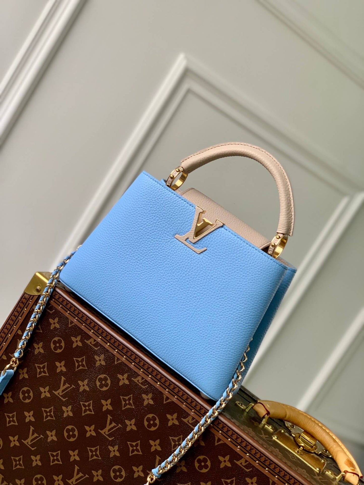 M21689 Capucines PM Handbag 27cm blue Silk texture cowhide