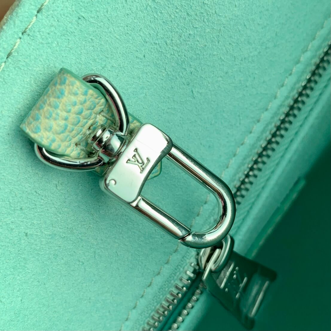 M46270 Onthego Monogram Empreinte 25cm green